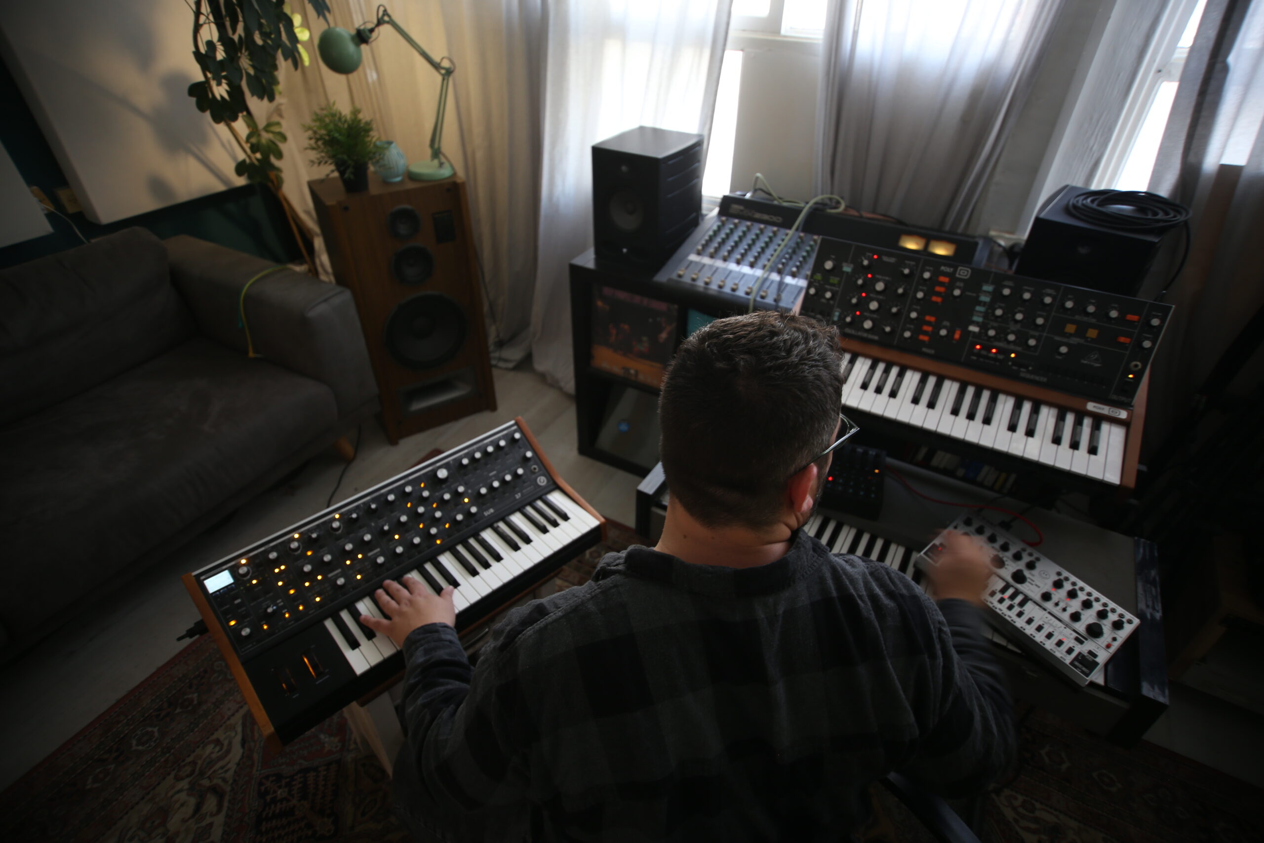 תוכנית ליווי פרימיום למפיקים תקועים. למד את הנוסחה לסיים EP משלך עם מנטור בעל 20 שנות ניסיון בהפקת מוזיקה באבלטון לייב.